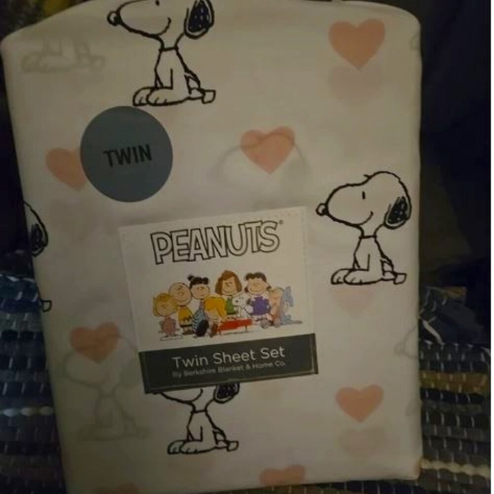 Three Piece Peanuts Snoopy Pink Hearts Valentine's Day TWIN Size Sheet Set Soft